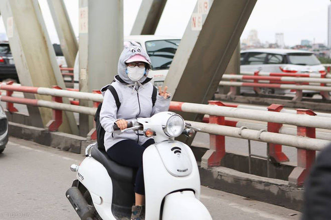 Chùm ảnh: Người dân Hà Nội khoác cả chăn bông, mặc áo mưa xuống phố để tránh rét Chùm ảnh: Người dân Hà Nội khoác cả chăn bông, mặc áo mưa xuống phố để tránh rét